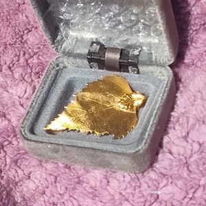 18k yellow gold leaf pendant